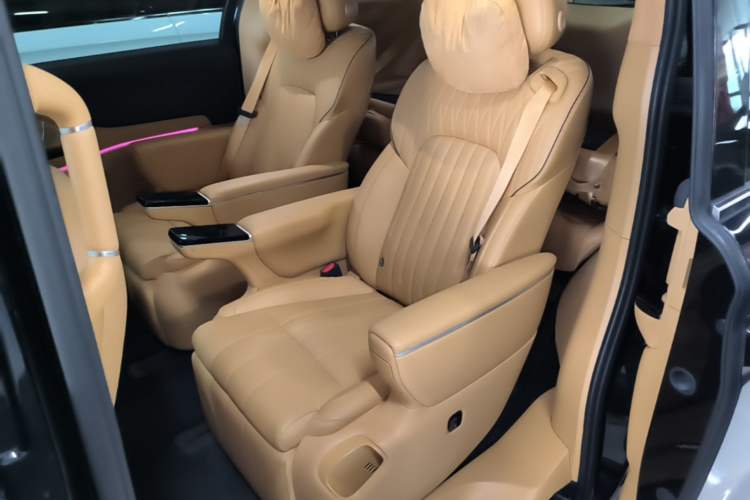 Used VOYAH Dream 2025 PHEV Four-Wheel-Drive Flagship Kunpeng Edition Left Rear Seat