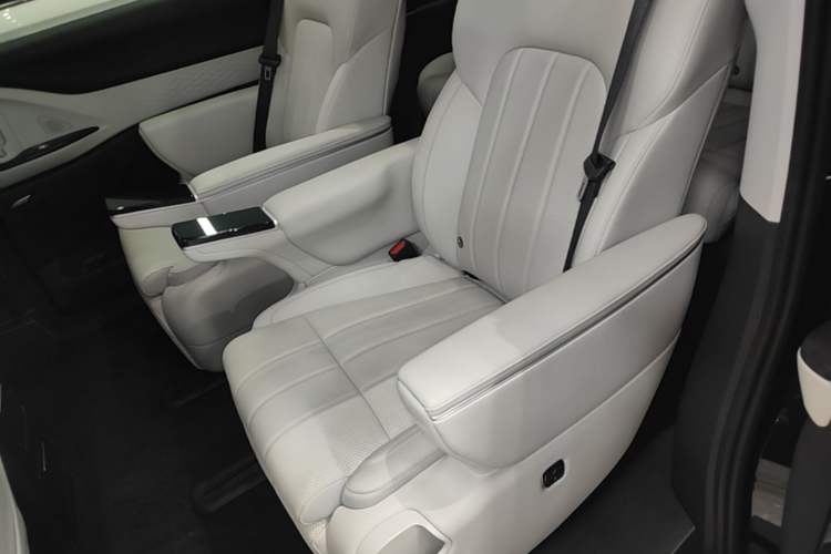 Used VOYAH Dream 2025 PHEV Four-Wheel Drive Excellence Qiankun Edition Left Rear Seat