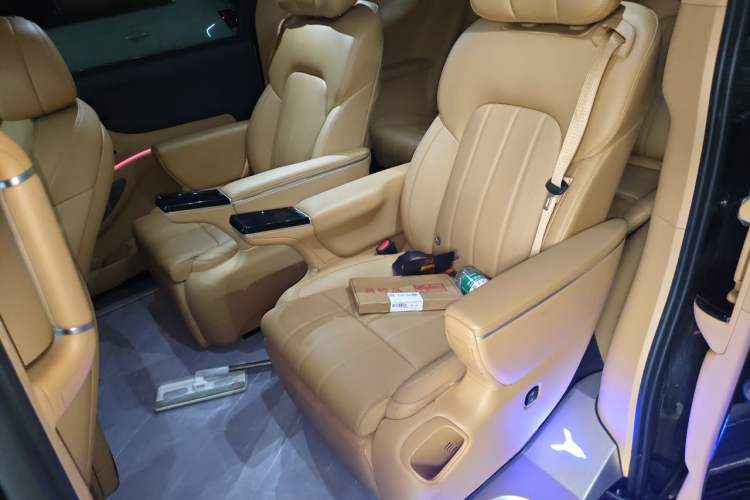 Used VOYAH Dream 2025 PHEV Four-Wheel Drive Prestige Kunpeng Edition Left Rear Seat