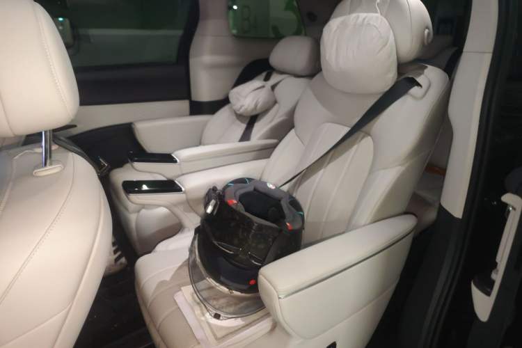 Used VOYAH Dream 2025 PHEV Four-Wheel Drive Excellence Kunpeng Edition Left Rear Seat
