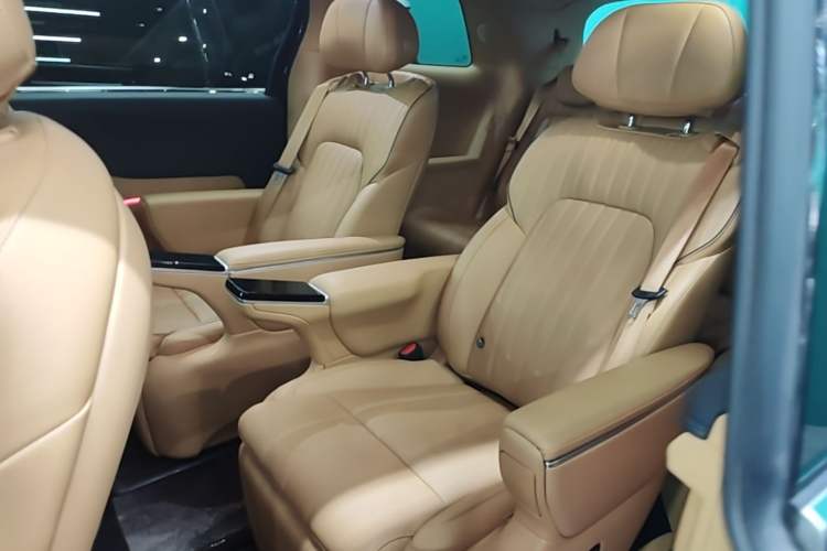 Used VOYAH Dream 2025 PHEV Four-Wheel-Drive Flagship Kunpeng Edition Left Rear Seat