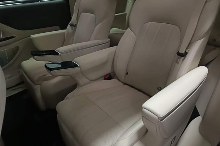 Used VOYAH Dream 2025 PHEV Four-Wheel Drive Prestige Kunpeng Edition Left Rear Seat