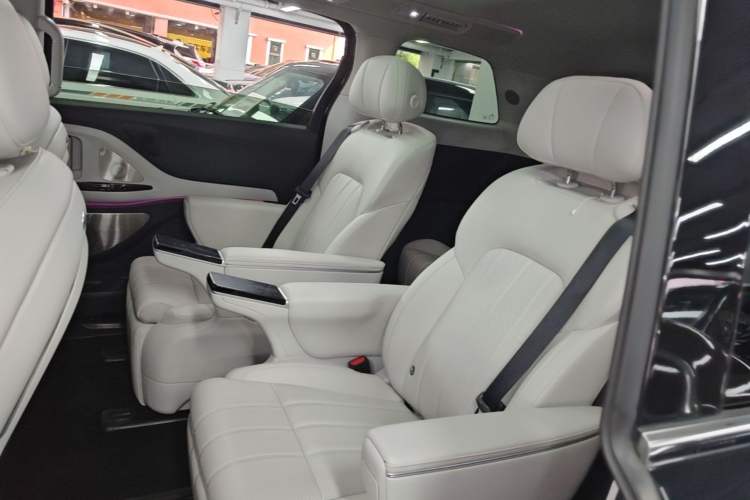 Used VOYAH Dream 2025 PHEV Four-Wheel Drive Prestige Kunpeng Edition Left Rear Seat