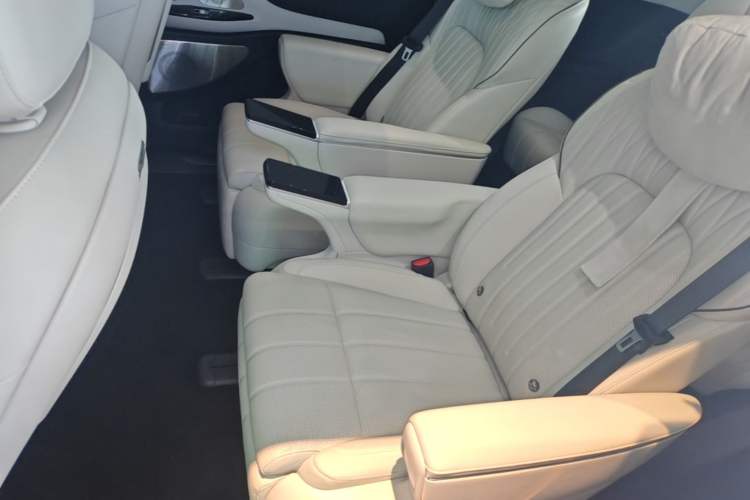Used VOYAH Dream 2025 PHEV Four-Wheel-Drive Flagship Version – Qiankun Edition Left Rear Seat
