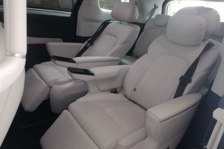Used VOYAH Dream 2025 PHEV Four-Wheel Drive Prestige Qiankun Edition Left Rear Seat