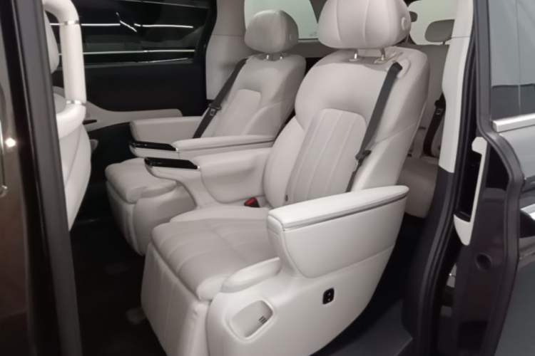 Used VOYAH Dream 2025 PHEV Four-Wheel Drive Prestige Kunpeng Edition Left Rear Seat