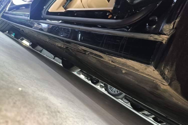 Used VOYAH Dream 2025 PHEV Four-Wheel-Drive Flagship Kunpeng Edition Left Side Sill