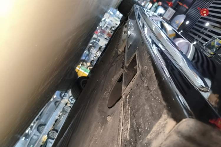 Used VOYAH Dream 2025 PHEV Four-Wheel-Drive Flagship Kunpeng Edition Left Side Sill