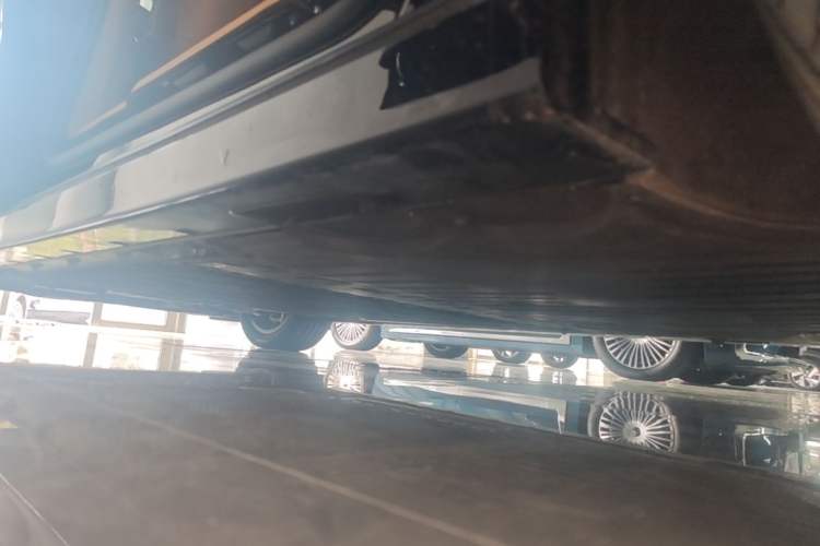 Used VOYAH Dream 2025 PHEV Four-Wheel Drive Prestige Kunpeng Edition Left Side Sill