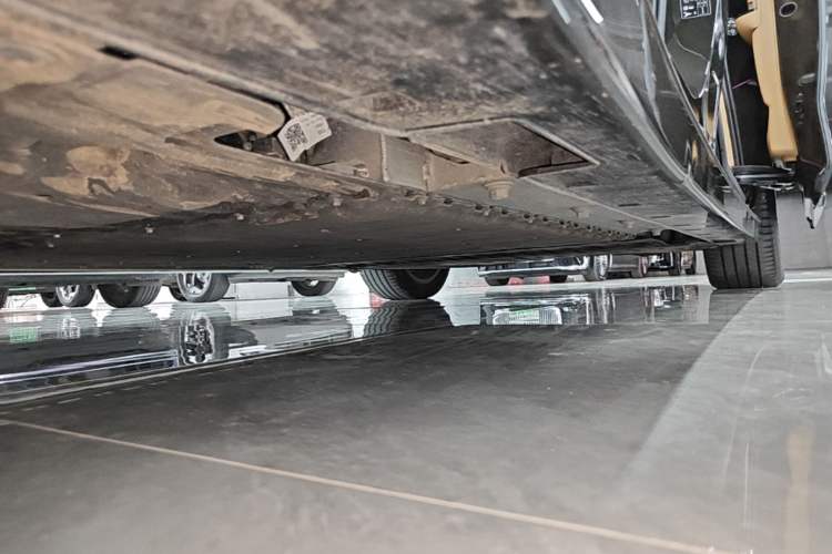 Used VOYAH Dream 2025 PHEV Four-Wheel-Drive Flagship Kunpeng Edition Left Side Sill