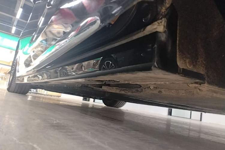 Used VOYAH Dream 2025 PHEV Four-Wheel-Drive Flagship Kunpeng Edition Left Side Sill