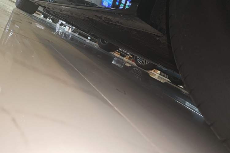 Used VOYAH Dream 2025 PHEV Four-Wheel-Drive Flagship Kunpeng Edition Left Side Sill