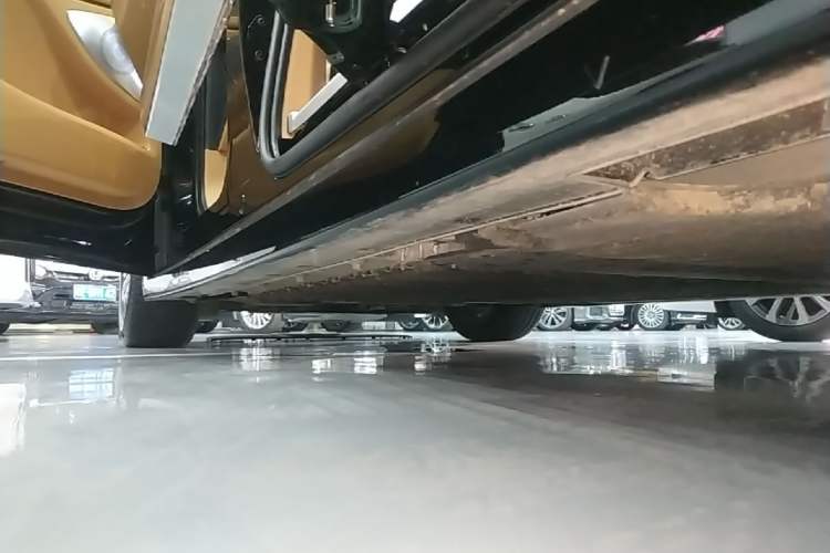 Used VOYAH Dream 2025 PHEV Four-Wheel-Drive Flagship Version – Qiankun Edition Left Side Sill