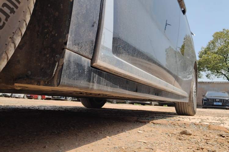 Used VOYAH Dream 2025 PHEV Four-Wheel Drive Prestige Kunpeng Edition Left Side Sill