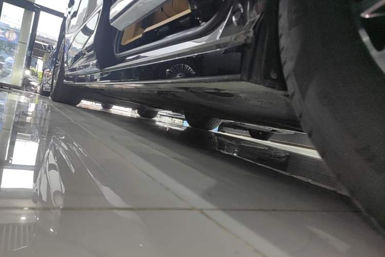 Used VOYAH Dream 2025 PHEV Four-Wheel Drive Excellence Qiankun Edition Left Side Sill