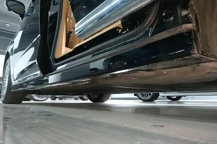 Used VOYAH Dream 2025 PHEV Four-Wheel Drive Prestige Qiankun Edition Left Side Sill