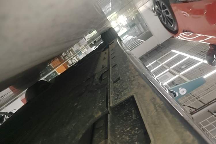 Used VOYAH Dream 2025 PHEV Four-Wheel-Drive Flagship Kunpeng Edition Left Side Sill