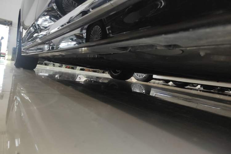 Used VOYAH Dream 2025 PHEV Four-Wheel Drive Prestige Kunpeng Edition Left Side Sill