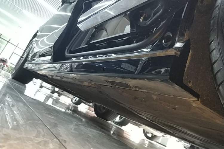 Used VOYAH Dream 2025 PHEV Four-Wheel Drive Excellence Kunpeng Edition Left Side Sill