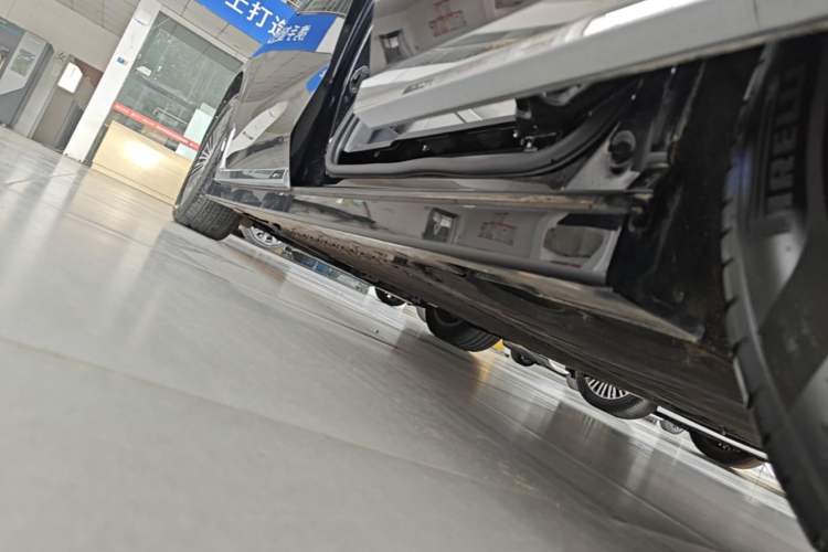 Used VOYAH Dream 2025 PHEV Four-Wheel-Drive Flagship Kunpeng Edition Left Side Sill