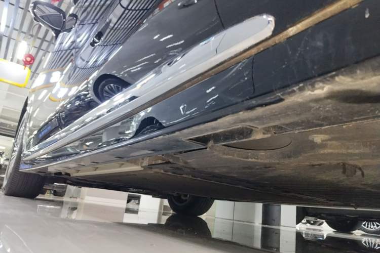 Used VOYAH Dream 2025 PHEV Four-Wheel Drive Excellence Kunpeng Edition Left Side Sill