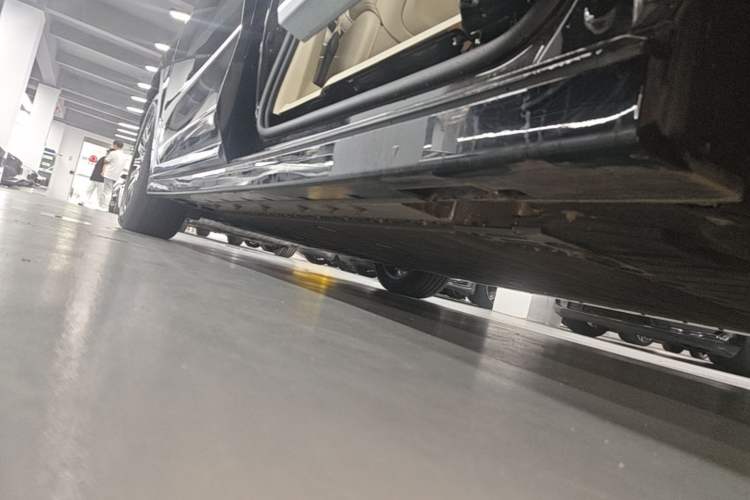 Used VOYAH Dream 2025 EV Four-Wheel Drive Prestige Kunpeng Edition Left Side Sill