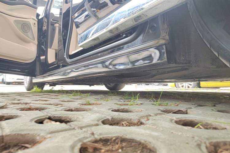 Used VOYAH Dream 2025 PHEV Four-Wheel-Drive Flagship Kunpeng Edition Left Side Sill