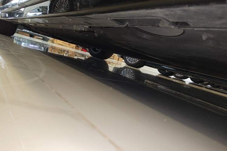 Used VOYAH Dream 2025 PHEV Four-Wheel Drive Prestige Kunpeng Edition Left Side Sill