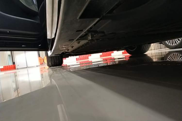 Used VOYAH Dream 2025 PHEV Four-Wheel-Drive Flagship Version – Qiankun Edition Left Side Sill
