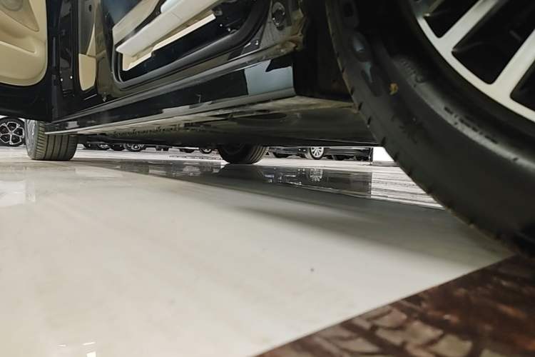 Used VOYAH Dream 2025 PHEV Four-Wheel Drive Prestige Kunpeng Edition Left Side Sill