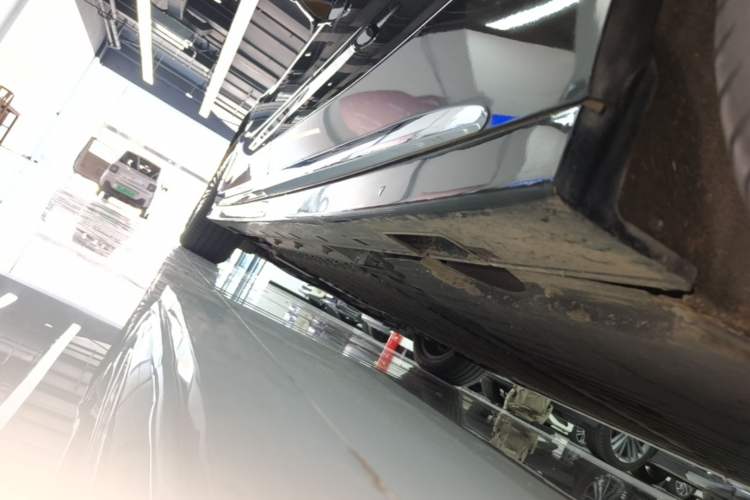 Used VOYAH Dream 2025 PHEV Four-Wheel-Drive Flagship Kunpeng Edition Left Side Sill
