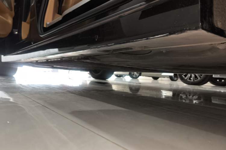 Used VOYAH Dream 2025 PHEV Four-Wheel Drive Prestige Kunpeng Edition Left Side Sill