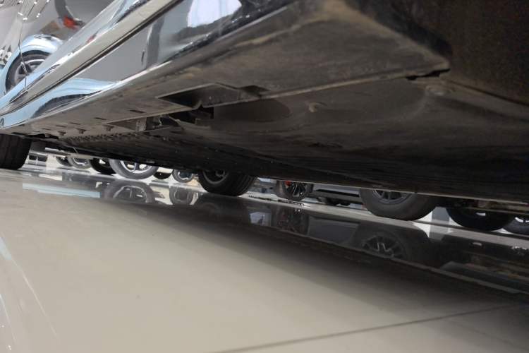 Used VOYAH Dream 2025 PHEV Four-Wheel-Drive Flagship Kunpeng Edition Left Side Sill