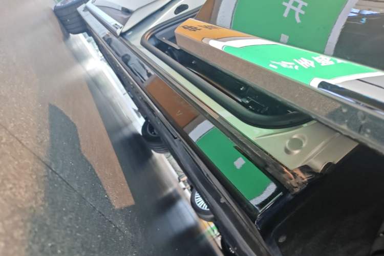 Used VOYAH Dream 2025 PHEV Four-Wheel-Drive Flagship Version – Qiankun Edition Left Side Sill