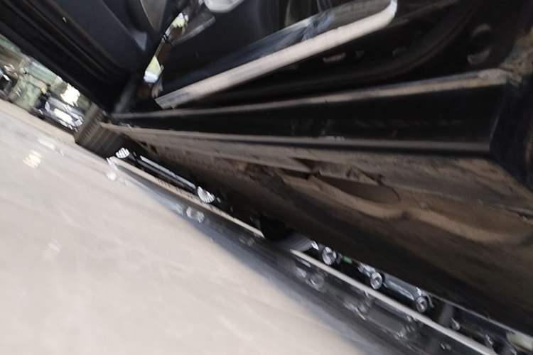 Used VOYAH Dream 2025 PHEV Four-Wheel-Drive Flagship Kunpeng Edition Left Side Sill