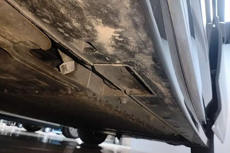 Used VOYAH Dream 2025 PHEV Four-Wheel Drive Prestige Kunpeng Edition Left Side Sill