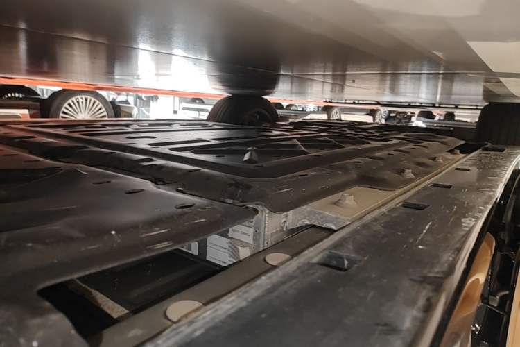 Used VOYAH Dream 2025 PHEV Four-Wheel Drive Prestige Kunpeng Edition Left Side Sill