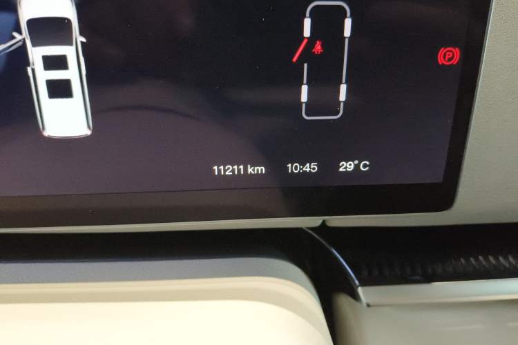 Used VOYAH Dream 2025 EV Four-Wheel Drive Flagship Kunpeng Edition Odometer Close Up