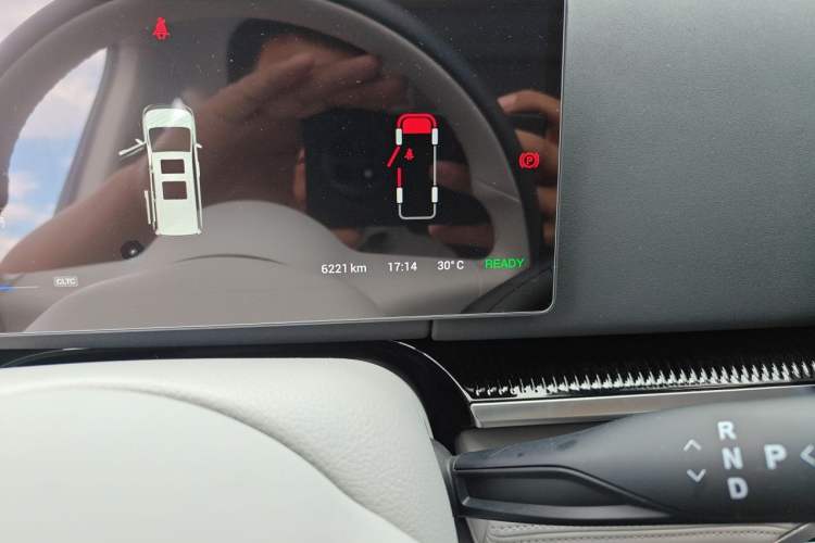Used VOYAH Dream 2025 PHEV Four-Wheel Drive Prestige Kunpeng Edition Odometer Close Up