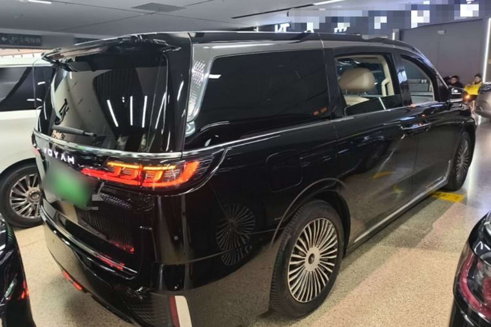 Used VOYAH Dream 2025 PHEV Four-Wheel Drive Excellence Qiankun Edition Rear Right 45 Deg