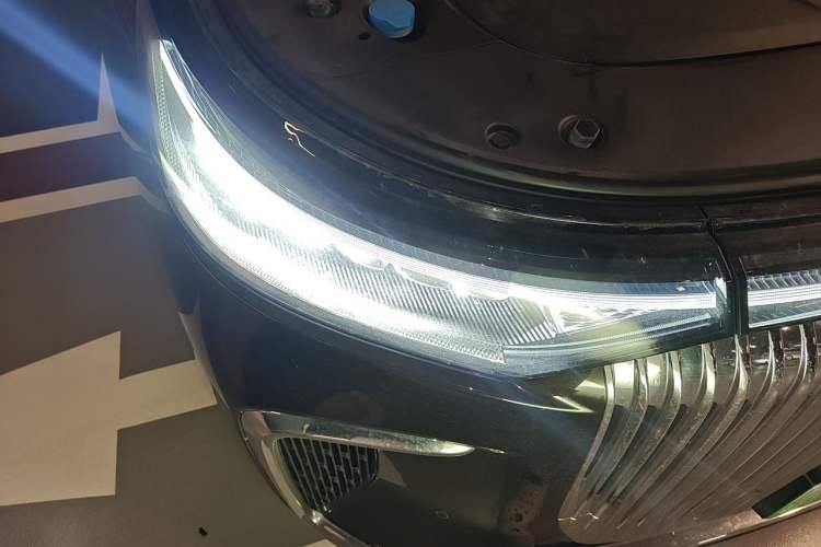 Used VOYAH Dream 2025 PHEV Four-Wheel Drive Excellence Kunpeng Edition Right Front Headlight