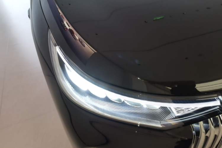 Used VOYAH Dream 2025 PHEV Four-Wheel Drive Prestige Qiankun Edition Right Front Headlight