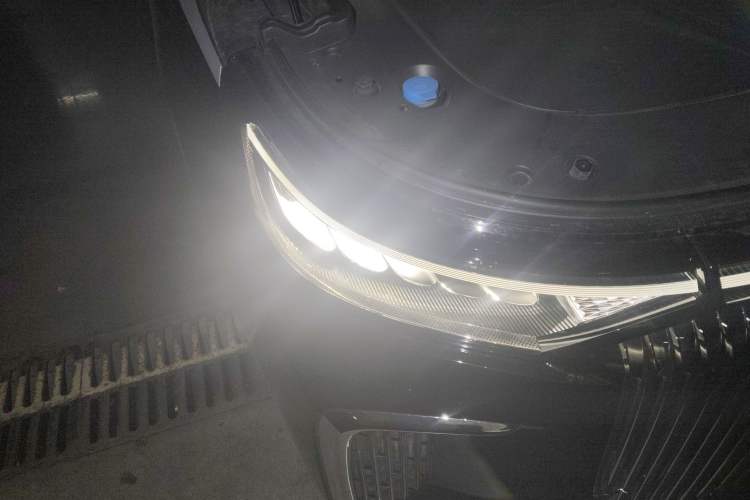 Used VOYAH Dream 2025 PHEV Four-Wheel-Drive Flagship Version – Qiankun Edition Right Front Headlight