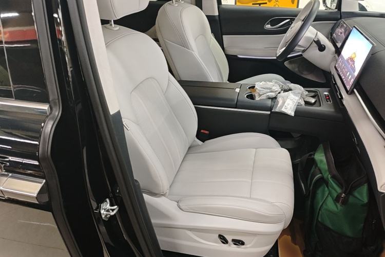 Used VOYAH Dream 2025 PHEV Four-Wheel Drive Prestige Qiankun Edition Right Front Seat