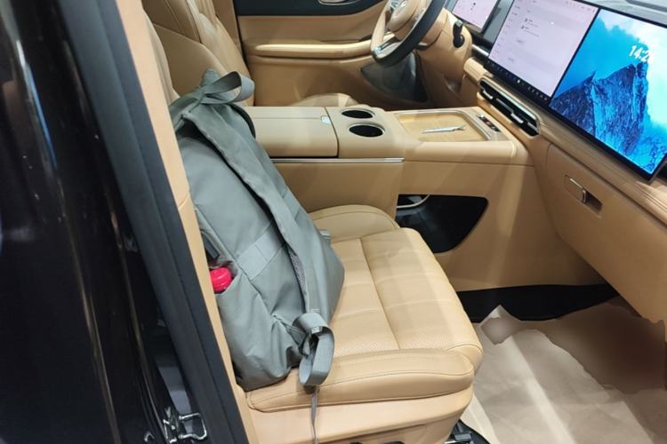 Used VOYAH Dream 2025 PHEV Four-Wheel-Drive Flagship Kunpeng Edition Right Front Seat