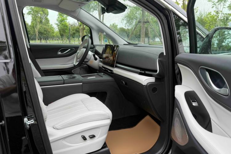 Used VOYAH Dream 2025 PHEV Four-Wheel Drive Prestige Qiankun Edition Right Front Seat