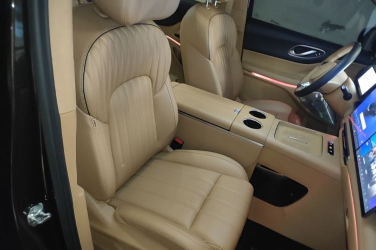Used VOYAH Dream 2025 PHEV Four-Wheel-Drive Flagship Kunpeng Edition Right Front Seat
