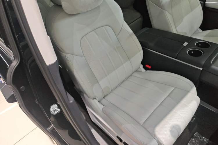Used VOYAH Dream 2025 PHEV Four-Wheel Drive Prestige Qiankun Edition Right Front Seat