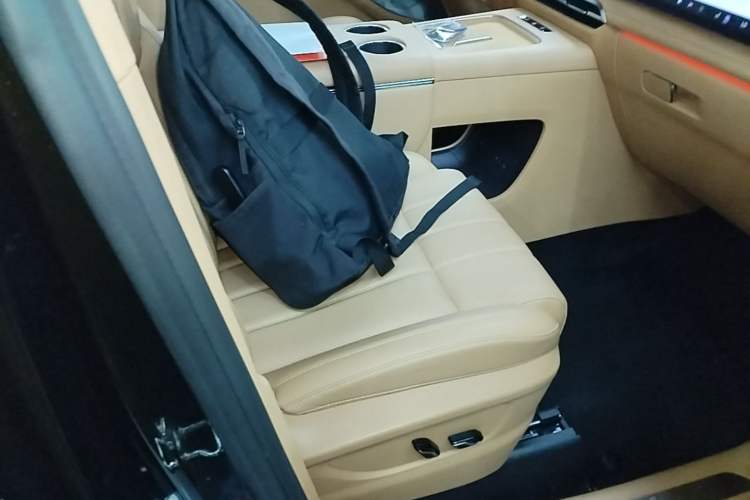 Used VOYAH Dream 2025 PHEV Four-Wheel-Drive Flagship Kunpeng Edition Right Front Seat