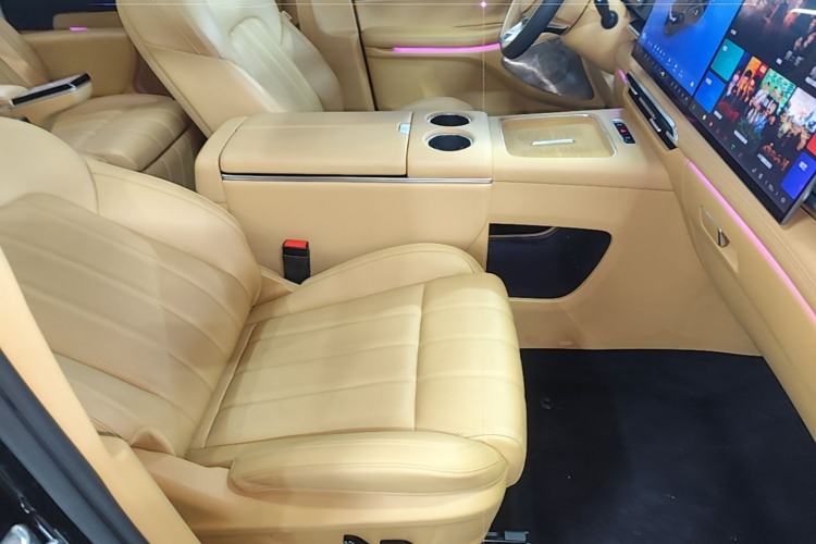 Used VOYAH Dream 2025 PHEV Four-Wheel Drive Prestige Kunpeng Edition Right Front Seat
